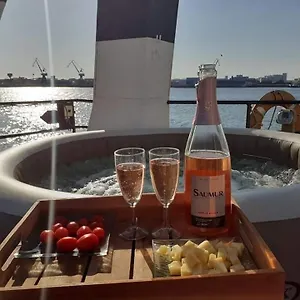 Bateau-hôtel Remorqueur Insolite Proche Lorient France